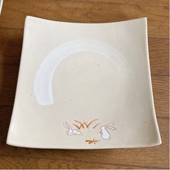 うさぎ柄茶碗2個と正方形平皿2枚の画像