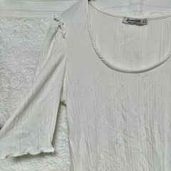 stradivarius ホワイトトップス フリルの画像