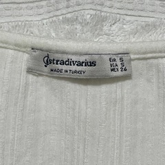 stradivarius ホワイトトップス フリルの画像