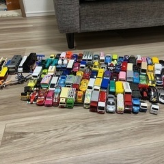 トミカなどの車のおもちゃ100台以上の画像