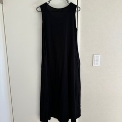 ユニクロ 黒ワンピースの画像