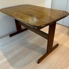 ダイニングテーブルの画像