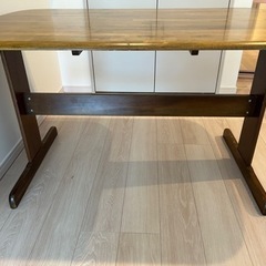 ダイニングテーブルの画像