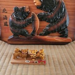 北海道と沖縄土産の置物。の画像