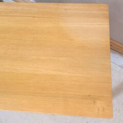 稀少なタモ材を使用した無印良品(MUJI)のパーソナルデスク。シンプルでオシャレなデザインとナチュラルな質感がインテリアのアクセントになるデスク♪学習机はもちろんパソコンデスクや事務机に最適です！！の画像