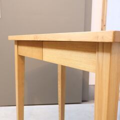 稀少なタモ材を使用した無印良品(MUJI)のパーソナルデスク。シンプルでオシャレなデザインとナチュラルな質感がインテリアのアクセントになるデスク♪学習机はもちろんパソコンデスクや事務机に最適です！！の画像