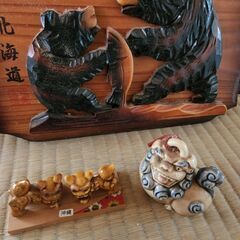 北海道と沖縄土産の置物。