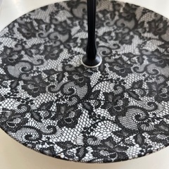 黒のレース柄アクセサリー置きの画像
