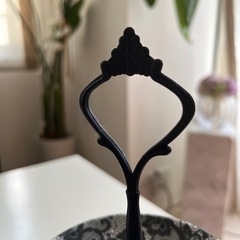 黒のレース柄アクセサリー置きの画像
