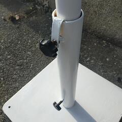 大型パラソルと椅子のセットの画像
