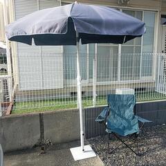 大型パラソルと椅子のセット