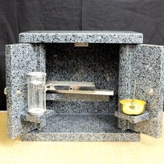 ≪U737-ス36ジ≫【在庫品】物置台 墓前用 観音扉 御影石 幅33㎝ 奥行20㎝ 高さ29.2㎝ 約22㎏ 仏具/供物台/香炉皿/りん/燭台の画像