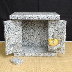 ≪U738-ス37ジ≫【在庫品】物置台 墓前用 観音扉 御影石 幅30㎝ 奥行17㎝ 高さ27.2㎝ 約14㎏ 仏具/供物台 一部破損/現状品の画像