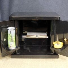 ≪U739-ス31ジ≫【在庫品】物置台 墓前用 観音扉 黒御影石 幅33㎝ 奥行21.2㎝ 高さ29.7㎝ 約24㎏ 仏具/収納台/供物台/りんの画像