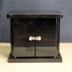 ≪U739-ス31ジ≫【在庫品】物置台 墓前用 観音扉 黒御影石 幅33㎝ 奥行21.2㎝ 高さ29.7㎝ 約24㎏ 仏具/収納台/供物台/りん