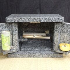 ≪U740-ス30ジ≫【在庫品】物置台 墓前用 観音扉 御影石 幅33㎝ 奥行21㎝ 高さ24㎝ 約18.5㎏ 仏具/収納台/供物台/香炉皿の画像