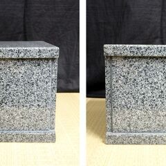 ≪U740-ス30ジ≫【在庫品】物置台 墓前用 観音扉 御影石 幅33㎝ 奥行21㎝ 高さ24㎝ 約18.5㎏ 仏具/収納台/供物台/香炉皿の画像