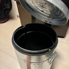 ステンレス　ペダル式ゴミ箱の画像