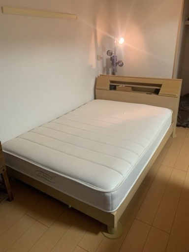 セミダブルベッド（マット付）