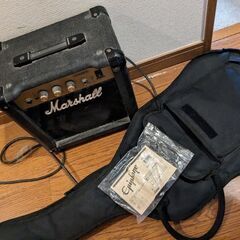 レスポールとアンプとギターケースの画像