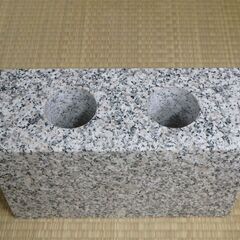 ≪U744-ス54ジ≫【在庫品】花立 墓前用 御影石 幅30.5㎝ 奥行12.5㎝ 高さ18.3㎝ 約15.5㎏ 花筒/全長16㎝/ステンレス製 仏具の画像