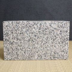 ≪U744-ス54ジ≫【在庫品】花立 墓前用 御影石 幅30.5㎝ 奥行12.5㎝ 高さ18.3㎝ 約15.5㎏ 花筒/全長16㎝/ステンレス製 仏具の画像
