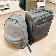 UNIWALKERスーツケースと無印良品のリュックの画像