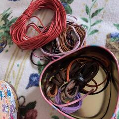 ハンドメイド用品 薔薇モチーフ ビーズ 革紐たくさんの画像