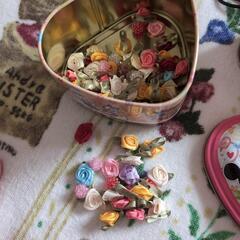 ハンドメイド用品 薔薇モチーフ ビーズ 革紐たくさんの画像