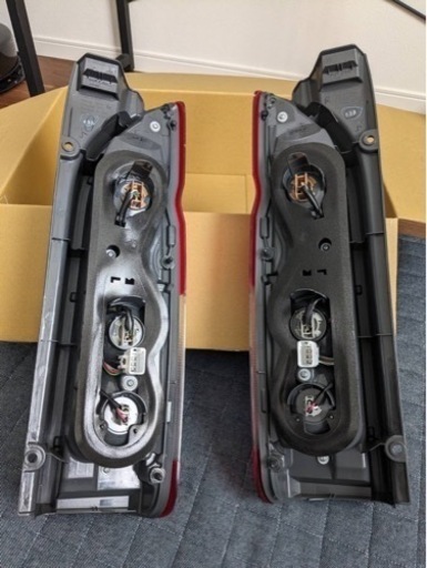 新品　ハイエース　純正テールランプ　
