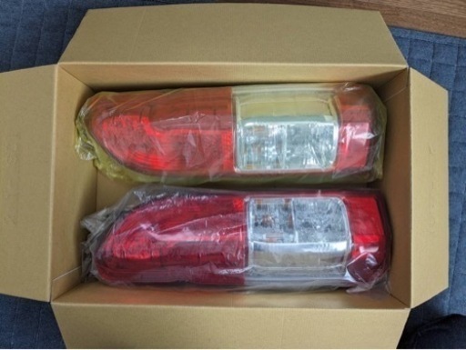 新品　ハイエース　純正テールランプ