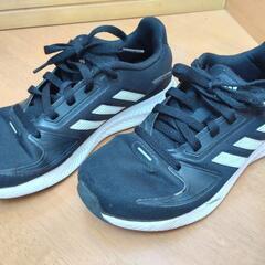 子供靴:SKECHERSとadidasの画像