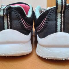 子供靴:SKECHERSとadidasの画像
