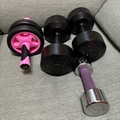ダンベル、腹筋ローラーセット