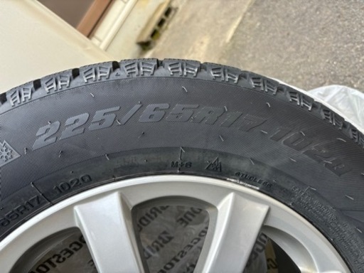 RAYS STERN17x7JJ、スタッドレスタイヤ付き一台分。
