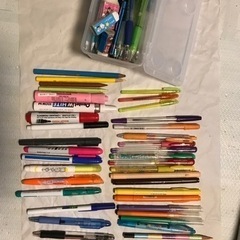 筆記用具ボールペン　シャープペンシル　カラーペン少々　筆入　他　...