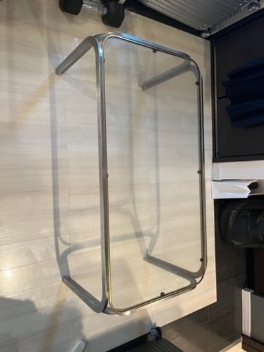 ガラス製ローテーブル