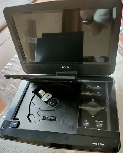 新古品　フルセグ対応　DVD＋テレビ　10.1インチ