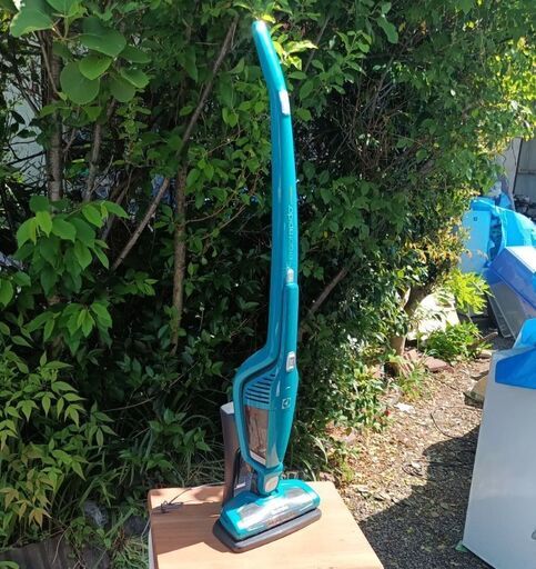 ★便利な充電式!!お届け可！★ エレクトロラックス 2WAY コードレス 掃除機 Electrolux