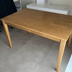 木製ダイニングテーブル