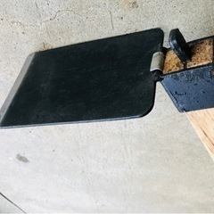 全鋼家庭鎌(くわ)・トンガ❗️１回使用品❗️新品に近いタケノコ掘りに❗️❗️の画像