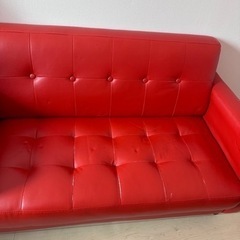 レトロかわいい真っ赤なソファーの画像