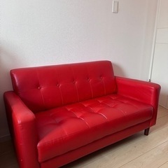 レトロかわいい真っ赤なソファーの画像