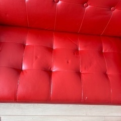 レトロかわいい真っ赤なソファーの画像