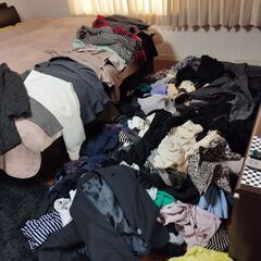 【成人女性用】　衣類　ジャケット　セーター　ブラウス　等　大量
