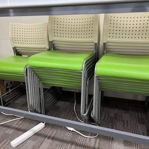 美品
スタッキングチェアお20脚譲りします