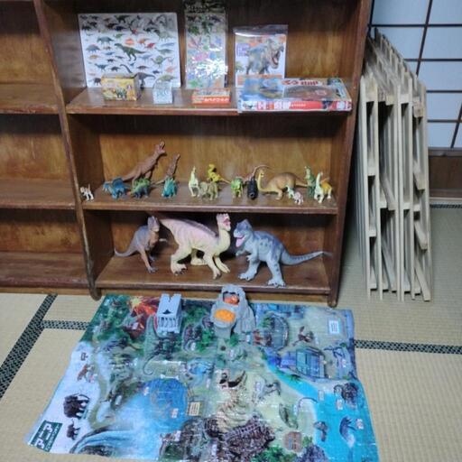恐竜関連グッズ　まとめ売り　大きい恐竜フィギュア　DVD