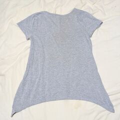 VネックカットオフデザインTシャツ レディース カットソーの画像