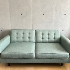 ティールブルーの素敵な二人掛けソファ　ヴィンテージの家具にも合う の画像