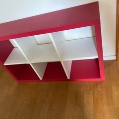 赤い収納棚